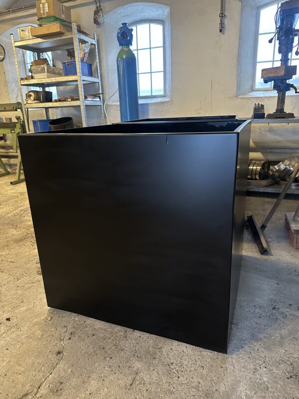 Black stor kvadratisk kumme  L84 cm B84 cm H80 cm- Brugt